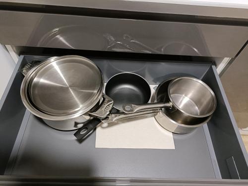 two pots and pans sitting on top of a stove at L'étoile de Zakiel in Cambayrac