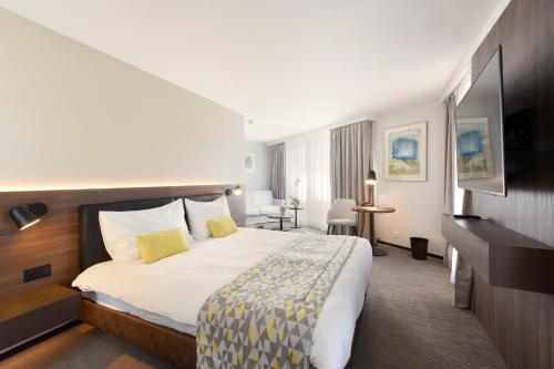 Postel nebo postele na pokoji v ubytování Astra Vevey Hotel & Restaurant