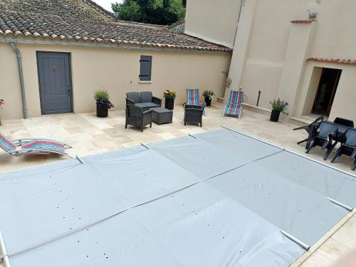 a view of a patio with chairs and a table at L'étoile de Zakiel in Cambayrac
