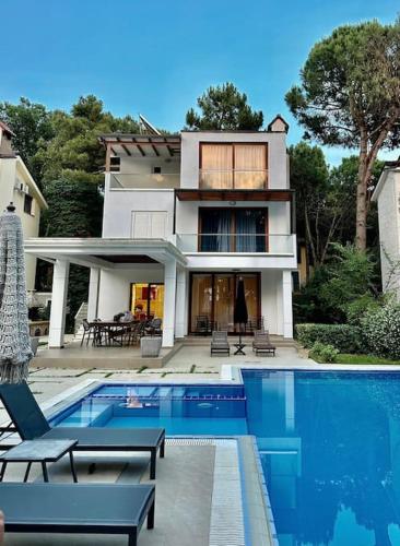 Beachfront Villa with Private Pool by Monika Experiences