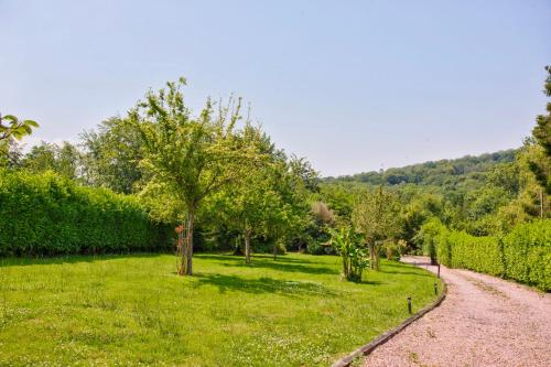 Photo de la galerie de l'établissement La Villa Charlie - 7 Bedrooms - Saint-Gatien-Des-Bois, à Saint-Gatien-des-Bois