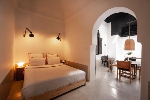 Giường trong phòng chung tại Riad Sahara
