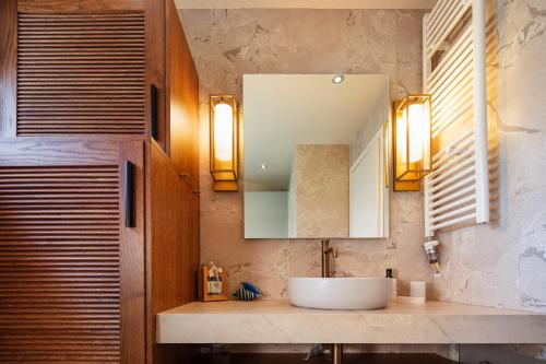 a bathroom with a sink and a mirror at Villa Lygia in Petres