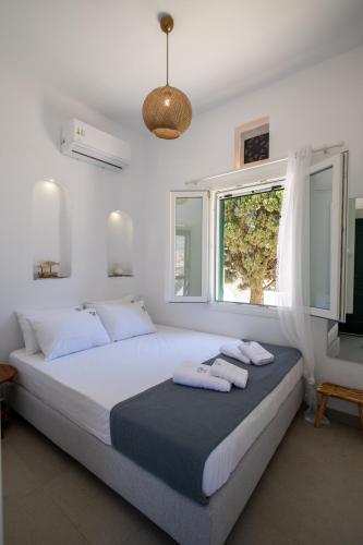 Ένα ή περισσότερα κρεβάτια σε δωμάτιο στο Aeris Tinos Suites