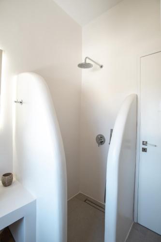 Ένα μπάνιο στο Aeris Tinos Suites