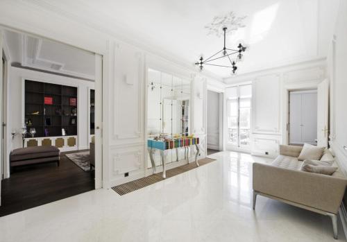 - un salon blanc avec un canapé et une chaise dans l'établissement Appartement - Trocadéro, à Paris