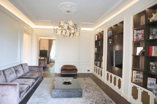 un salon avec un canapé et une télévision dans l'établissement Appartement - Trocadéro, à Paris