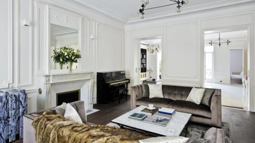 - un salon avec un canapé et un piano dans l'établissement Appartement - Trocadéro, à Paris