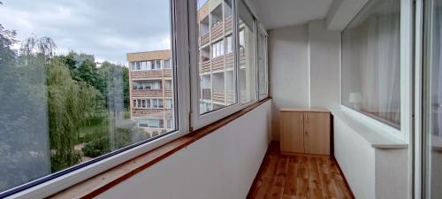 グダニスクにあるBlue Sky 1Studio Gdańskの景色を望む大きな窓2つが備わる空の部屋です。