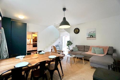 un salon avec une table et un canapé dans l'établissement La petite maison de pêcheur, à Concarneau