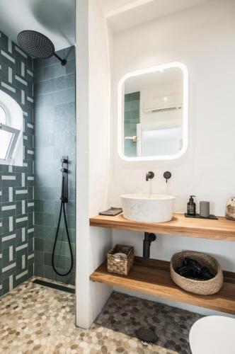 a bathroom with a sink and a mirror at Casa Kalu in São Brás de Alportel
