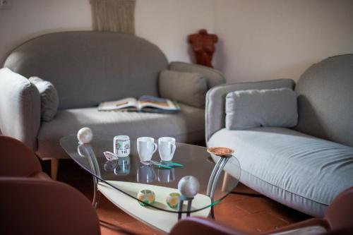 un salon avec un canapé et une table basse dans l'établissement Welcome to Cogners, à Cogners