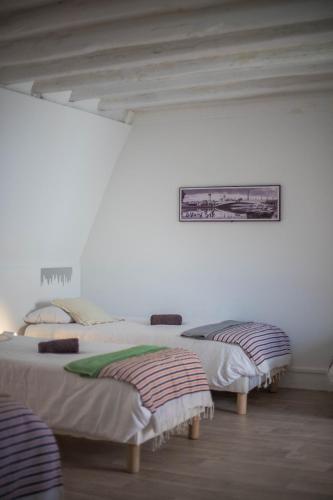 - 2 lits dans une chambre dotée d'un mur blanc dans l'établissement Welcome to Cogners, à Cogners