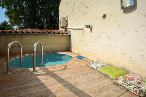 une petite piscine sur une terrasse en bois dans l'établissement Maison Tarascon, à Tarascon
