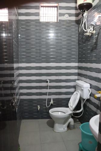 Ein Badezimmer in der Unterkunft K D Dham Near Prem Mandir Iskcon temple Vrindavan