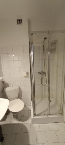 łazienka z prysznicem, toaletą i umywalką w obiekcie DW Jantar we Władysławowie
