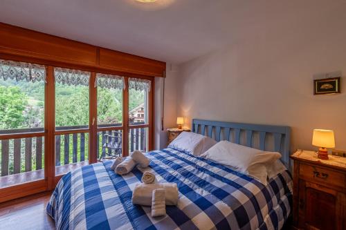 库马约尔APPARTAMENTO LE GINESTRE - Relax e vista Montagna - COUR 0248的一间卧室,配有一张带两个泰迪熊的床