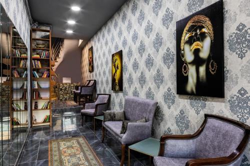 a waiting room with chairs and a book shelf at Astro Suitess in Istanbul