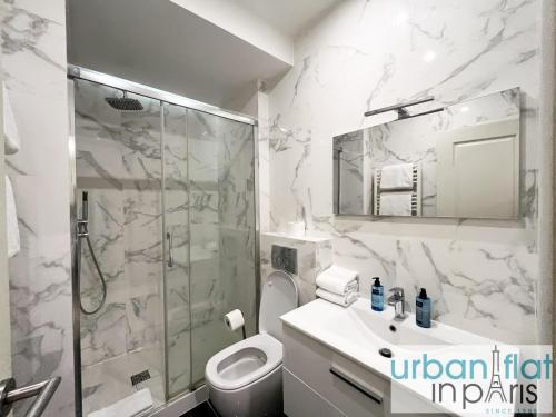 une salle de bain avec une douche, des toilettes et un lavabo dans l'établissement Urban Flat 60 - Sublime Parisian Flat in Paris, à Paris