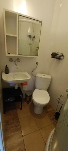 ブワディスワボボにあるDW Jantarの白いトイレと洗面台のあるバスルーム