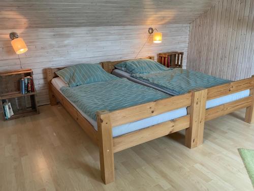 Postel nebo postele na pokoji v ubytování Gemütliche Dachwohnung am Tor zum Schwarzwald