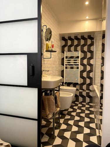 La salle de bains est pourvue d'un sol en damier noir et blanc. dans l'établissement Stunning family Flat at the very heart of Paris, à Paris