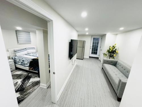 Μια τηλεόραση ή/και κέντρο ψυχαγωγίας στο Cozy 1bedroom basement