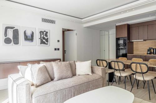 un salon avec un canapé et une table dans l'établissement Luxurious Apartment- Croisette-Carré d'Or, à Cannes