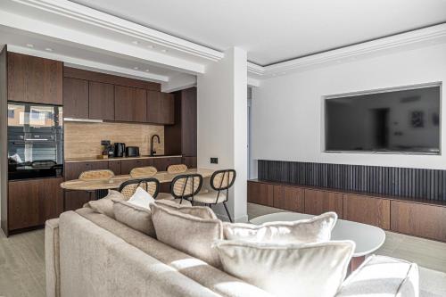 un salon avec un canapé et une table dans l'établissement Luxurious Apartment- Croisette-Carré d'Or, à Cannes