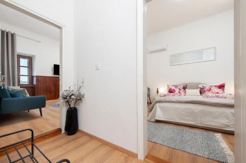 ロヴィニにあるApartment Rubiのベッドルーム1室(ピンクの枕が付いたベッド1台付)