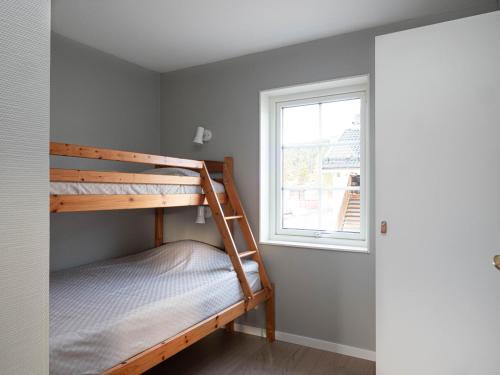 a bedroom with bunk beds and a window at Rymlig och bekväm lägenhet, Fjällterrassen Lofsdalen in Lofsdalen