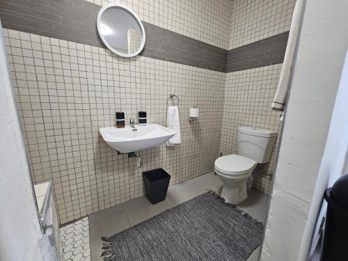Bilik mandi di Li-Bru Self Catering Accommodation