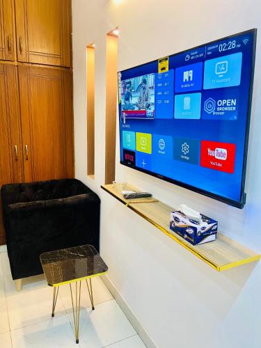 TV a/nebo společenská místnost v ubytování Go Guest House Lahore