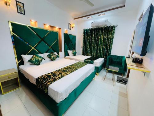 Postel nebo postele na pokoji v ubytování Go Guest House Lahore