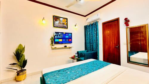 Postel nebo postele na pokoji v ubytování Go Guest House Lahore