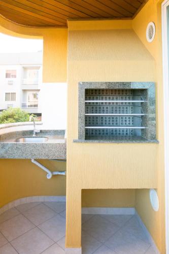 a play house with a kitchen and a sink at Bombinhas Praia Apart Hotel - unidade rua Bem Te Vi in Bombinhas
