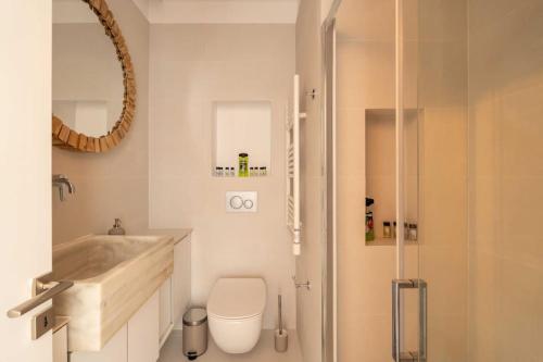 Ένα μπάνιο στο Bright & Airy 2BD Apt Close To National Garden