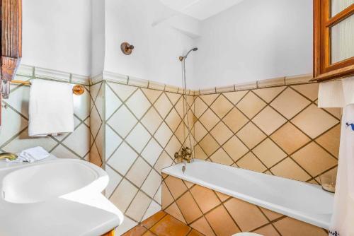 łazienka z wanną, toaletą i umywalką w obiekcie Villa Capistrano w mieście Nerja