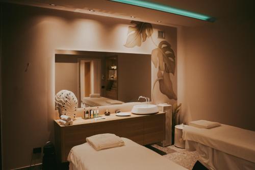 a bathroom with a large mirror and a sink at RELAIS COLLE BUONO in Alvito