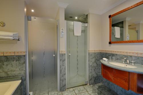 Koupelna v ubytování Courtyard Hotel Gqeberha