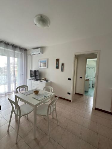 a kitchen and dining room with a table and chairs at Appartamento delle Vele in Bellaria-Igea Marina
