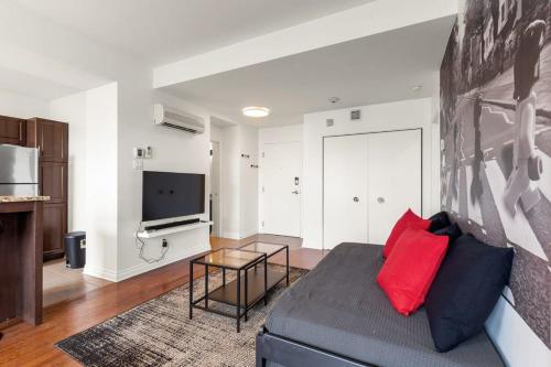 ein Wohnzimmer mit Couch und Flachbildfernseher in der Unterkunft M11 The LEGO Suite 2BRSofaBed in Prime Location in Montreal