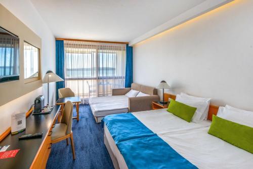 Кровать или кровати в номере Hotel Club Tihany