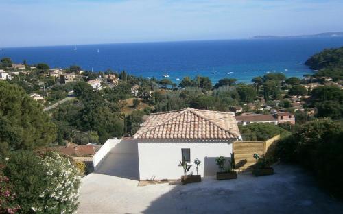 une maison blanche avec vue sur l'océan dans l'établissement Villa Azur, au Lavandou