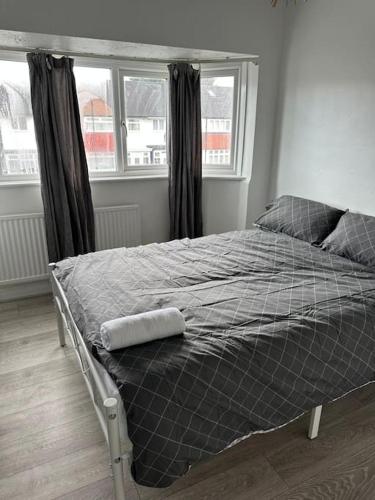 Ein Bett oder Betten in einem Zimmer der Unterkunft 30 Min to STN & London