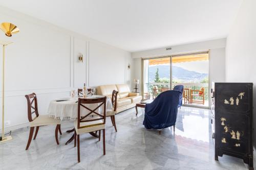 un salon avec une table et des chaises dans l'établissement Happyfew Le Floreal, à Nice