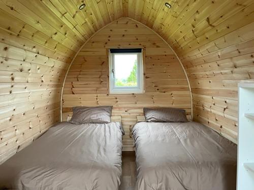 Postel nebo postele na pokoji v ubytování The Fox & Hounds Inn & Camping Pods