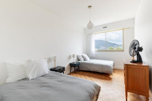 une chambre blanche avec un lit et une fenêtre dans l'établissement Happyfew Le Floreal, à Nice