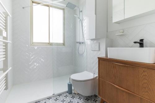 une salle de bain avec toilettes, lavabo et douche dans l'établissement Happyfew Le Floreal, à Nice