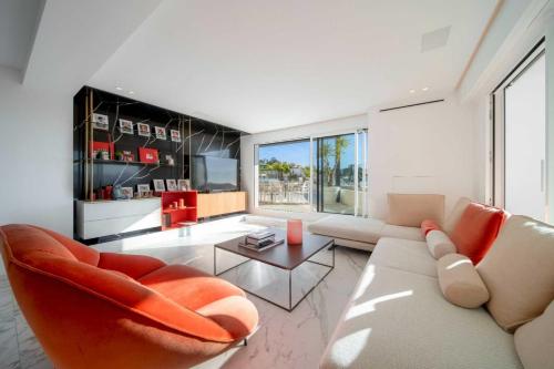 un salon avec un canapé et une table dans l'établissement Sumptuous terrace apartment - Cannes - Sea view, à Cannes